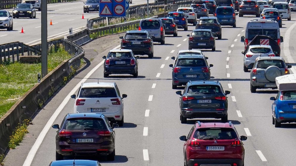 Imagen de archivo de vehículos y coches en una autopista / autovía durante una operación salida, con tráfico intenso. EFE/ Alejandro García