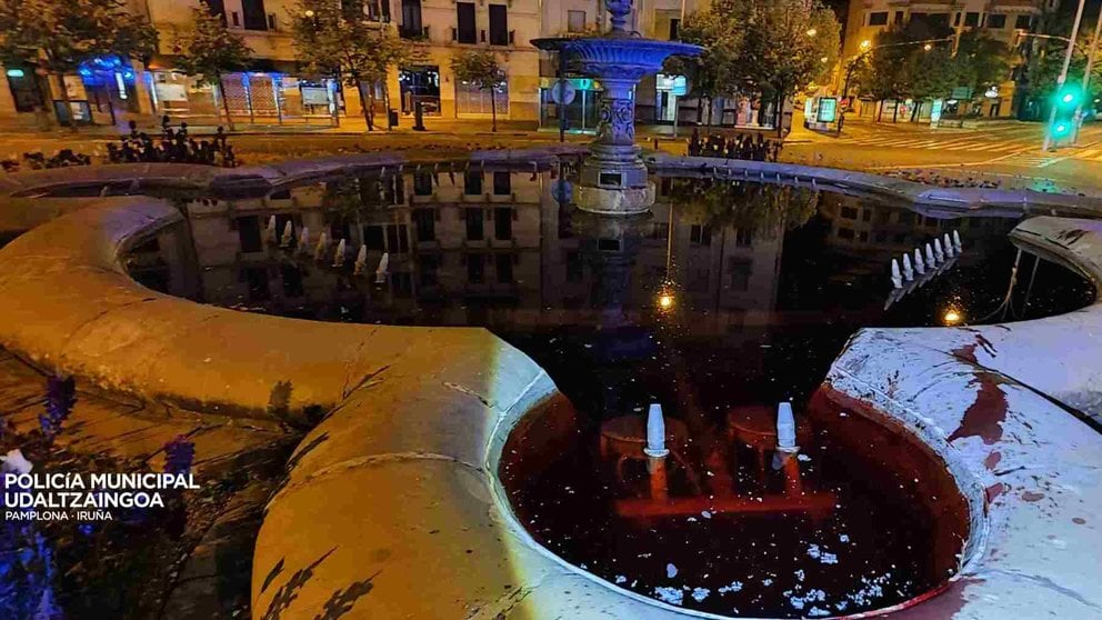 La fuente de la Plaza de Merindades de Pamplona teñida de rojo tras un acto vandálico. POLICÍA MUNICIPAL