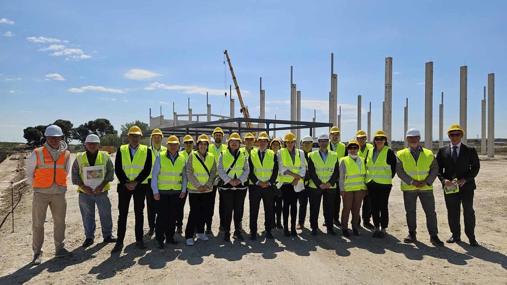 Constructores, empresa y políticos en la visita a las obras de la empresa Energyloop. GOBIERNO DE NAVARRA