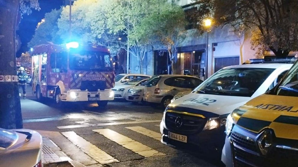 Dotaciones de bomberos y de la Policía Municipal de Pamplona en el edificio en llamas del Ensanche de Pamplona. BOMBEROS de NAVARRA